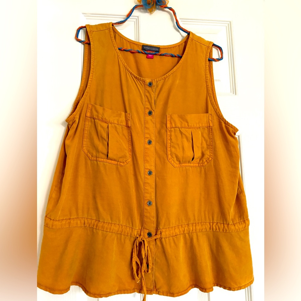 Vince Camuto sleeveless button down summer blouse. Medium